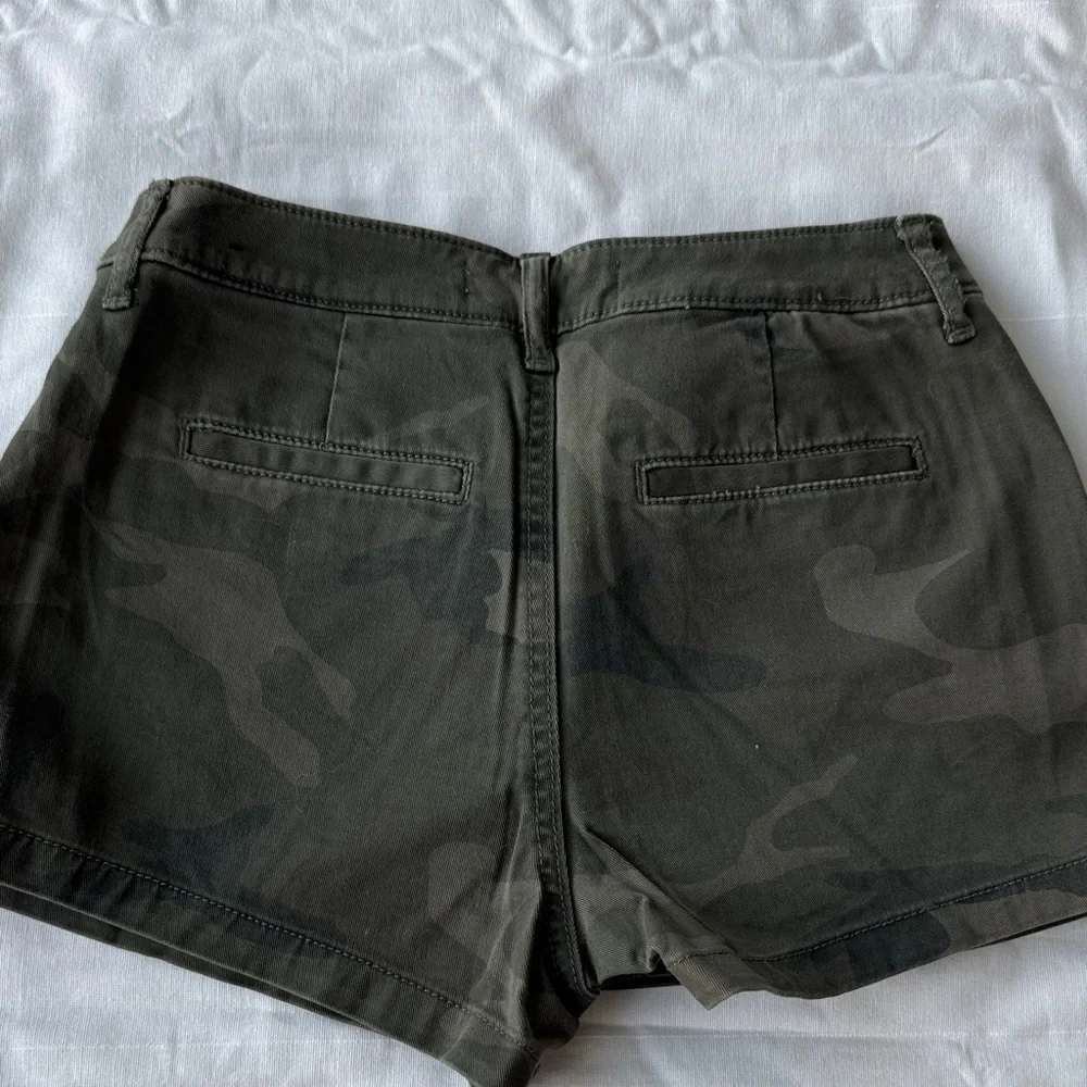 Abercrombie & Fitch Olive Camo Women's Low-Rise Shorts - Picture 4 of 4